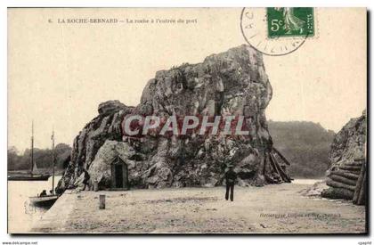 CPA La Roche Bernard La Roche a I'entree du port