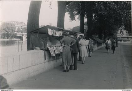 PARIS  VRAI PHOTO +- 1935 A 1940   18 X 13 CM  PAR ALFRED RABE BOCHUM  - LES BOUQUINISTES  2 SCANS