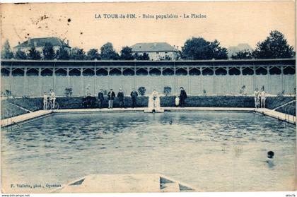 CPA La TOUR-du-PIN - Bains populaires - La Piscine (241832)