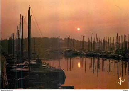 CPM La Trinite sur Mer La Bretagne en Couleurs Reflet de Soleil sur le Port de Plaisance Bateaux