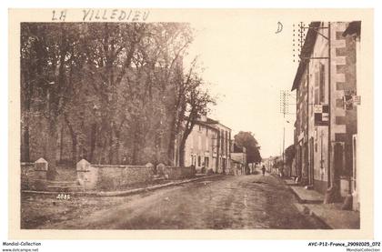 AYCP12-1163-86 - LA VILLEDIEU-DU-CLAIN - La place et les hotels