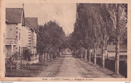 AA-40) LABRIT - LANDES -  AVENUE DE LA GARE - ( 2 SCANS )