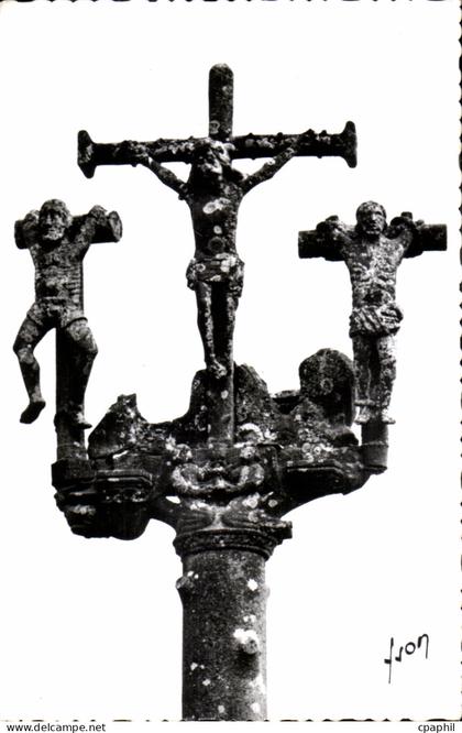 CPA Lampaul (Finistere) Le Calvaire (1533)
