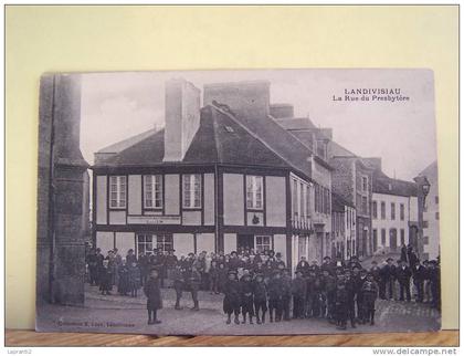 LANDIVISIAU (FINISTERE) LA RUE DU PRESBYTERE.