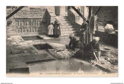 Landivisiau (Finistère) — Le Lavoir et la Fontaine, CPA France