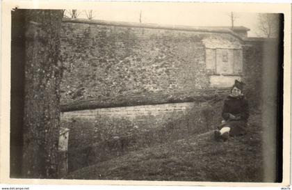 CPA LAON Une Femme a LAON (280163)