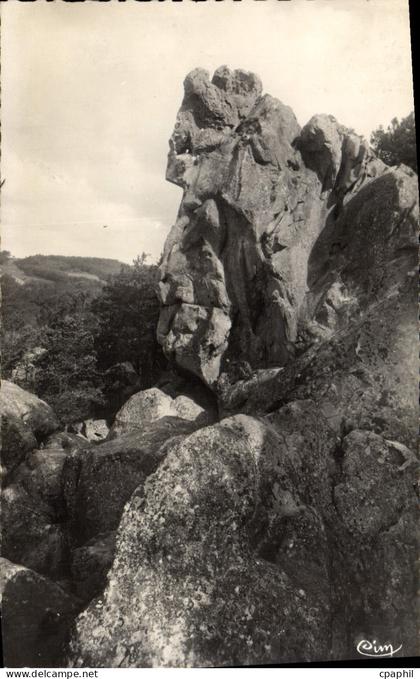 CPA Larchant S et M Rocher de Dame Jeanne