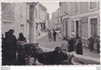 47) LAROQUE - TIMBAULT  - RUE DE LA HALLE - ANIMATION - HABITANTS - MARCHE - ETALS - ( 2 SCANS )