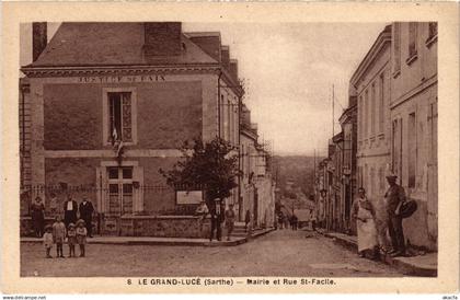CPA Le Grand Luce Mairie et Rue St Facile (1429746)