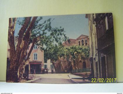 LE LUC-EN-PROVENCE (VAR) LES COMMERCES. RUE DE LA REPUBLIQUE ET L'EGLISE