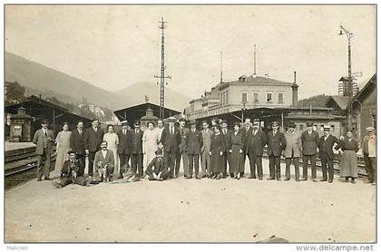 - depts divers - ref-DD247 - puy de dome - le mont dore -  la gare - carte photo groupe - carte photo bon etat -
