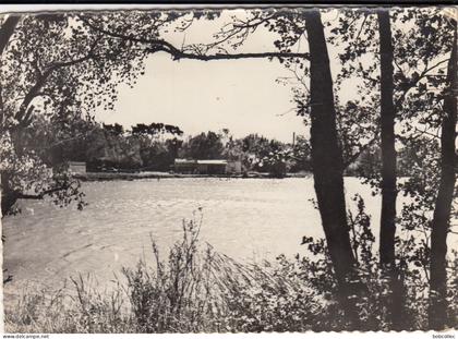 LE PONTET (Vaucluse): Le lac, son camping et sa buvette