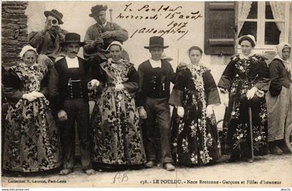 CPA Le POULDU - Noce Bretonne - Garcons et Filles d'honneur (457580)