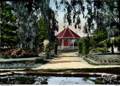 CPM Le Trait Le Jardin Public