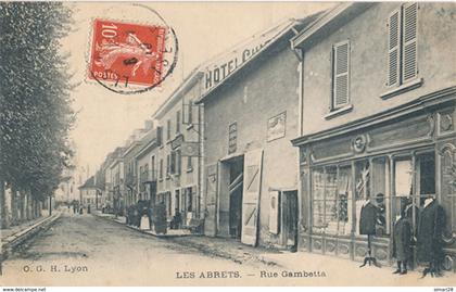 LES ABRETS - RUE GAMBETTA