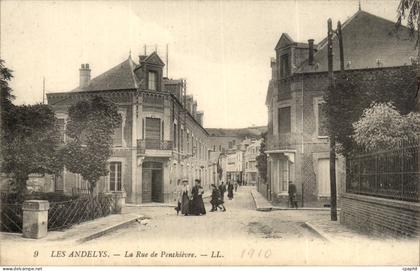 Les Andelys CPA La rue de Penthiere