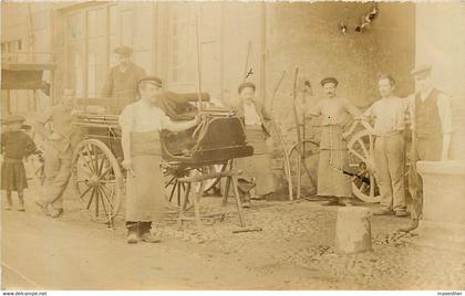 LES AVENIERES un charron (fabricant de charrettes) - CARTE PHOTO