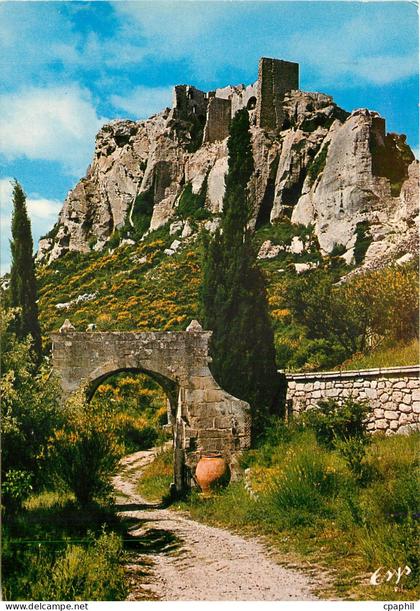 CPM Les Baux de Provence Echappee sur le Chateau Feodal