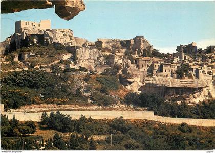 CPM Les Baux de Provence Vue generale avec le Village et son chateau perche sur un roc