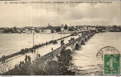 CPA Environs d Angers Les Ponts de Ce Inondations Le Pont Dummacus avec uve Plle Aubin