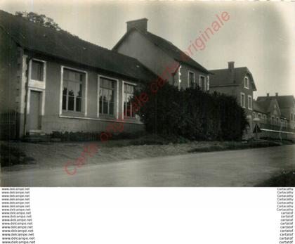 86.  LES TROIS MOUTIERS .  Groupe Scolaire .