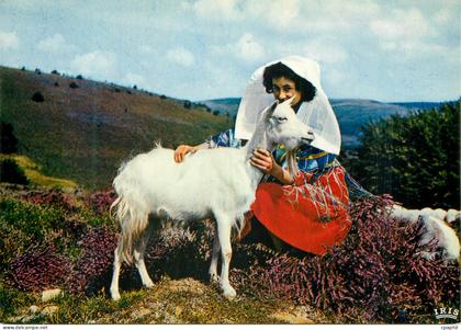 CPM Le Limousin Touristique Les Monedieres Chevre