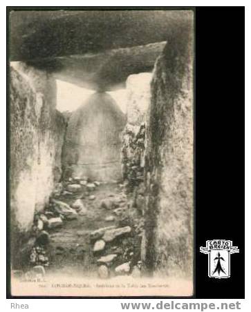 56 Locmariaquer - 762 - LOCMARIAQUER - Intérieur de la Table des Marchands -  cpa Rhea D56D  K56007K  C56116C