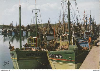 29 - LOCTUDY - Chalutiers dans le port de Loctudy