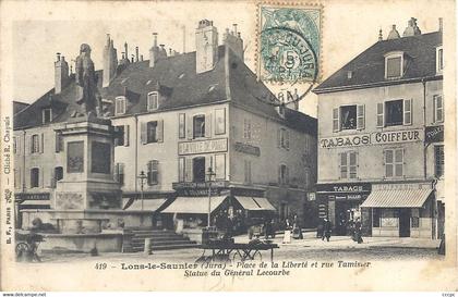 CPA Lons-Le-Saunier Place de la lIberté et rue Tamisier Statue du Général Lecourbe