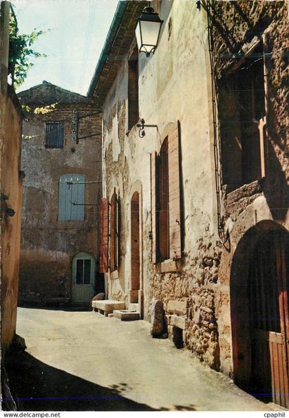 CPM Vieille rue provencale a Lourmarin Vaucluse