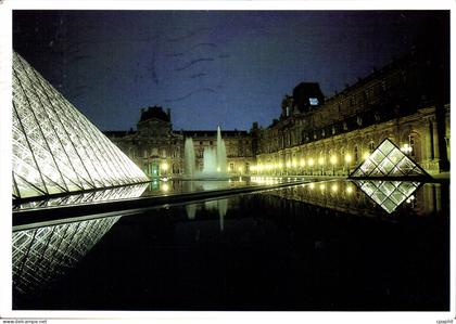CPM Musee du Louvre Miroirs d'eau la nuit le Louvre et la Pyramide