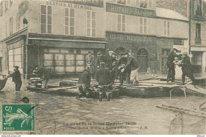 Carte Postale Ancienne - 94 - Maisons Alfort - Crue de la Seine de 1910 - Distribution de pain à Maisons Alfort - Animée