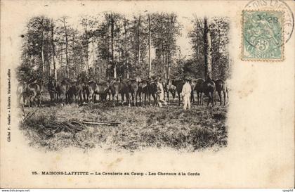 Maisons Laffitte CPA La cavalerie au camp Les chevaux a la corde