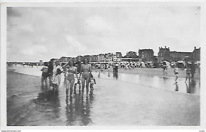 CPSM Malo-les-Bains - La Plage