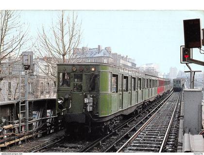 CPM - Rames SPRAGUE du METRO PARISIEN - croisement de 2 rames entre les stations Stalingrad et Jaurès en février 1976