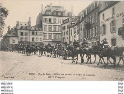 J20- 57) METZ - PLACE DU SAULCY - DEFILE D'UNE BATTERIE D'ARTILLERIE DE CAMPAGNE - PARADE - (2 SCANS)