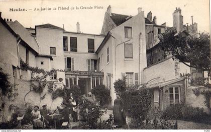 MEULAN AU JARDIN DE L'HOTEL DE LA GRANDE PINTE
