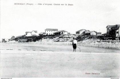 D40 - MIMIZAN-PLAGE - COTE D'ARGENT < VUE ANIMEE DES CHALETS SUR LA DUNE