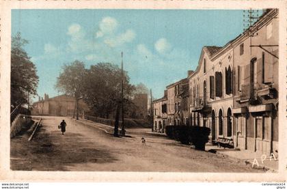 N°19287 Z -cpsm Montclar de Quercy -avenue de la poste-