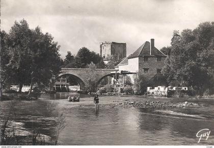 CPSM Moret-sur-Loing Un coin du Loing Le Pont et le Donjon