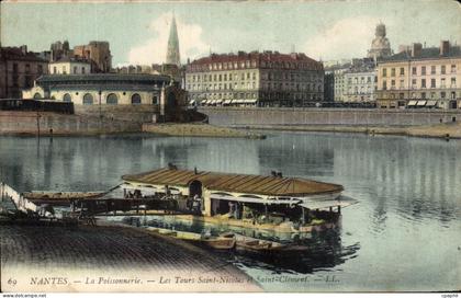 CPA Nantes La Poissonnerie Les Tours Saint Nicolas et Saint Clement Lavandieres