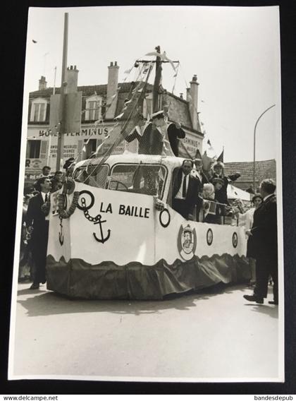 Défilé Fête populaire Char La Baille hôtel Terminus bateau 12 X17 cm Studio photo LA FONTAINE Noisy Le Grand