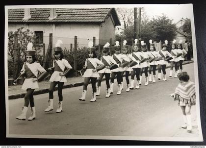Défilé Fête populaire majorette majorettes enfants  12 X17 cm cachet  au dos Studio photo LA FONTAINE Noisy Le Grand