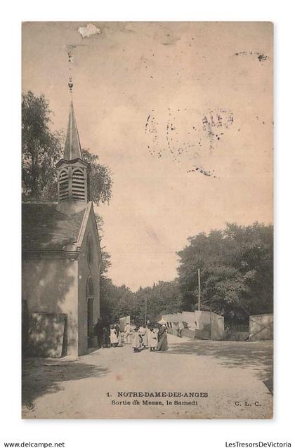 Notre-Dame-des-Anges, sortie de messe le samedi, France, C. L. C.