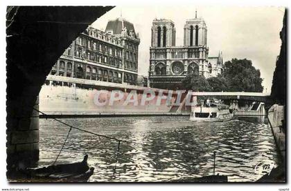 CPA Paris et ses merveilles la Cathedrale Notre Dame vue des bords de la Seine au Petit Pont Bateau