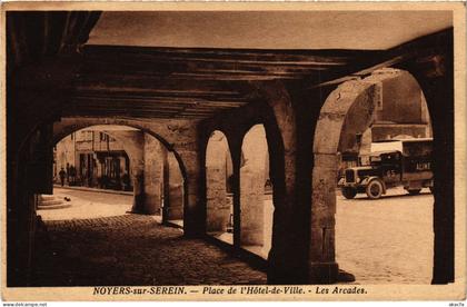 CPA Noyers-sur-Serein Place de l'Hotel de Ville FRANCE (1451665)