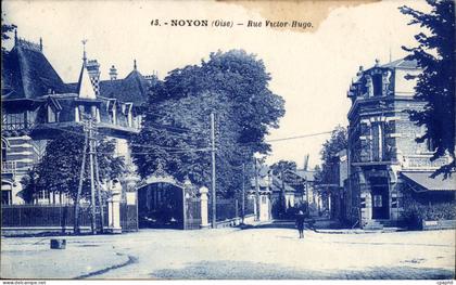 Noyon CPA Rue Victor Hugo