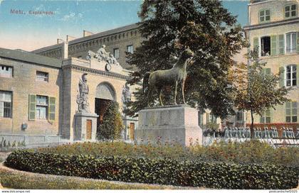 B107223 France Metz Esplanade Statues Promenade