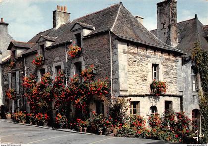 B50427 Vieille maison fleurie Rochefort en Terre    france