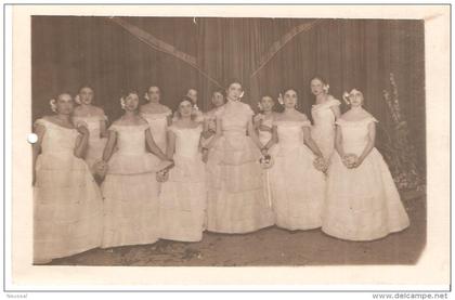 tarjeta postal mujeres vestidas de novia.